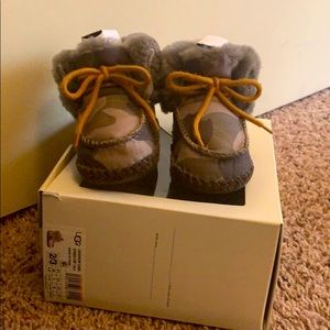 Camo Uggs size 2/3